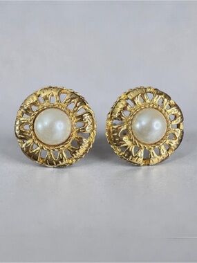 Vintage Round Gold Toned and Pearl Clip On Earrings